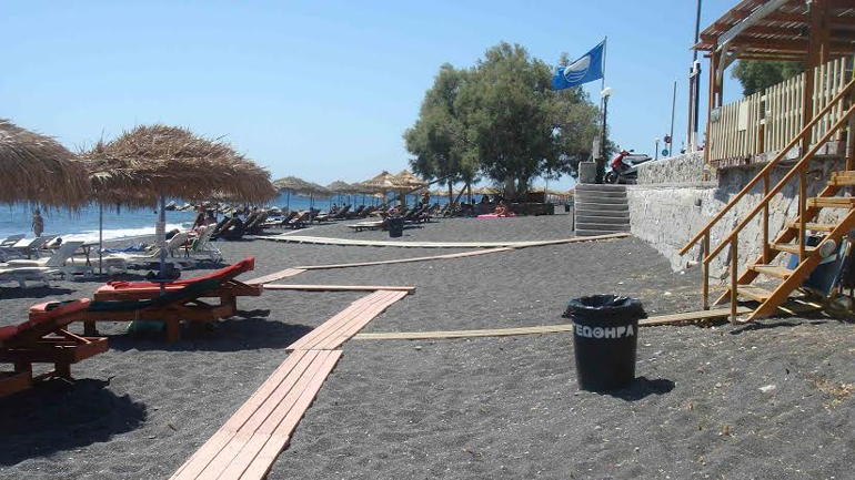 Ανέβηκαν στις έξι οι παραλίες της Σαντορίνης με γαλάζια σημαία