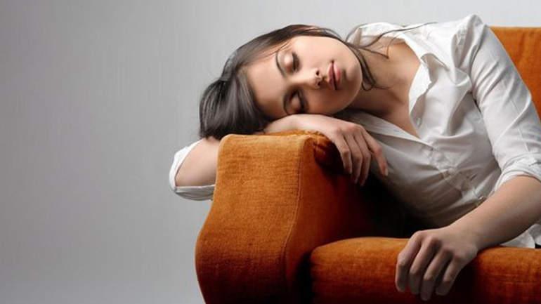 Αυτές είναι οι τροφές που μας φέρνουν υπνηλία κατά τη διάρκεια της ημέρας