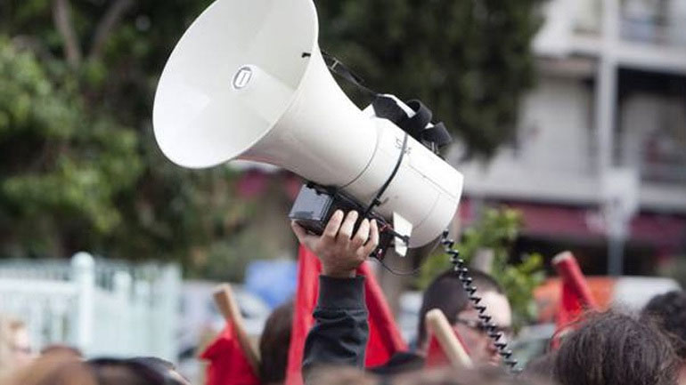 Spiegel: Τα συνδικάτα “παραλύουν“ την Ελλάδα