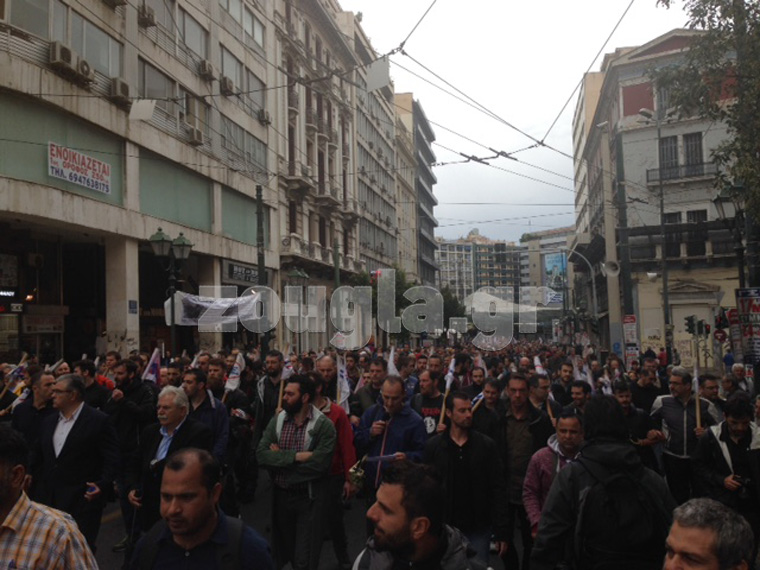 Στις 11.15 ξεκίνησε η πορεία του ΠΑΜΕ