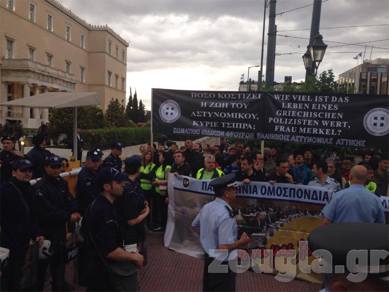 Μπροστά από τη Βουλή διαμαρτύρονται οι ένστολοι