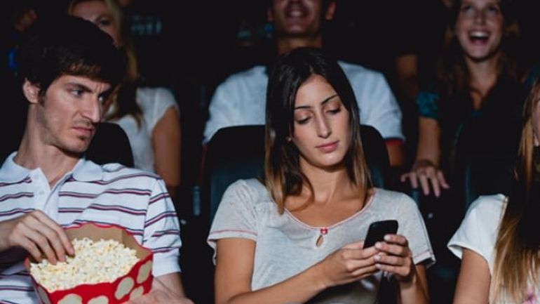 Άνδρας μήνυσε την κοπέλα του επειδή έστελνε μηνύματα στο σινεμά