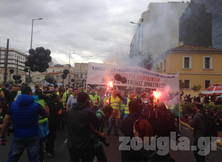 Οι ένστολοι έξω από το Γενικό Λογιστήριο του Κράτους