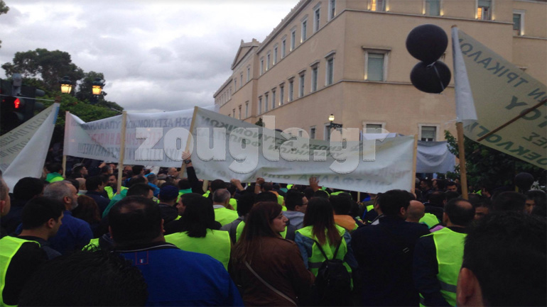 Οι ένστολοι μπροστά στη Βουλή