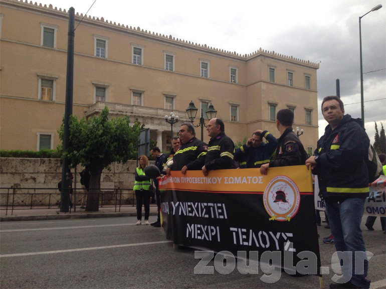 Οι ένστολοι στη Βουλή κρατώντας πανό