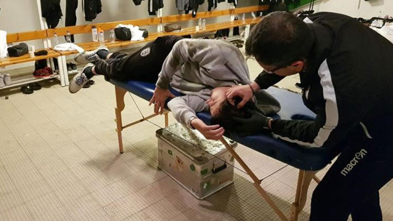 O προπονητής του ΠΑΟΚ δέχεται τις πρώτες βοήθειες 
