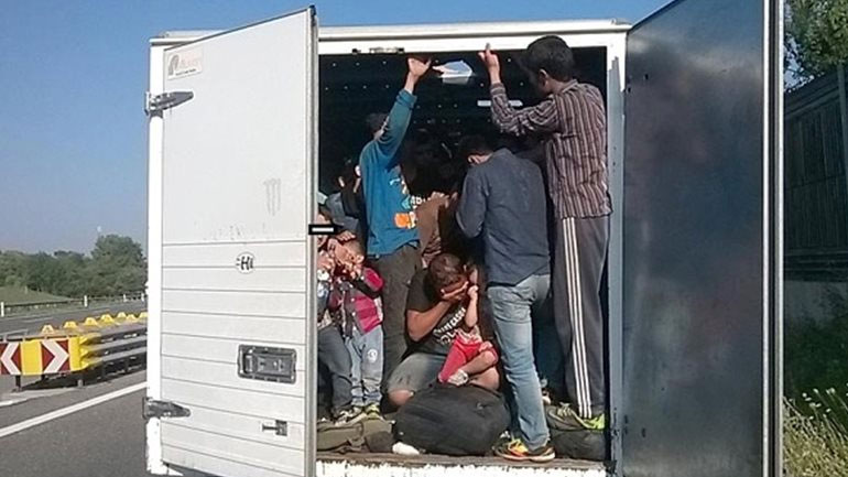 Μετέφεραν 24 αλλοδαπούς σε ειδική κρύπτη φορτηγού