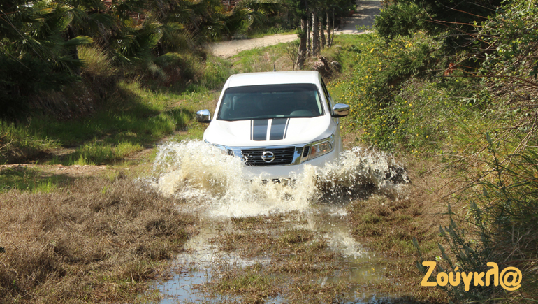 Οργώνει... και στη λάσπη!!!