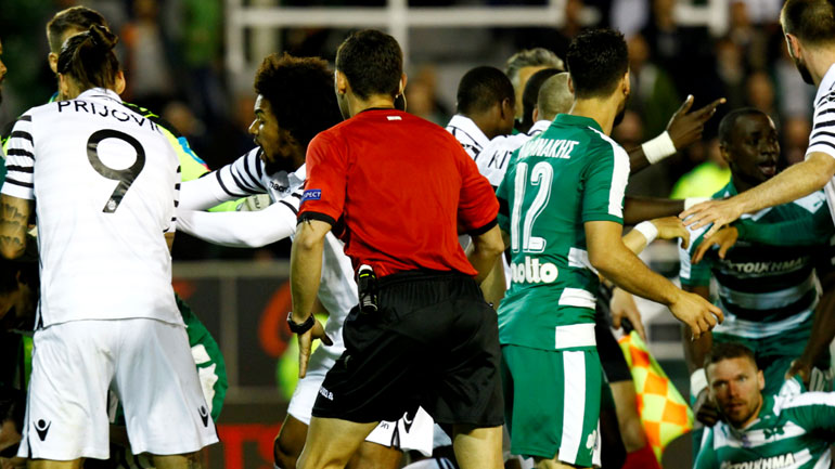 Ο Κομίνης παρακολουθεί άναυδος το ξύλο μεταξύ των παικτών 