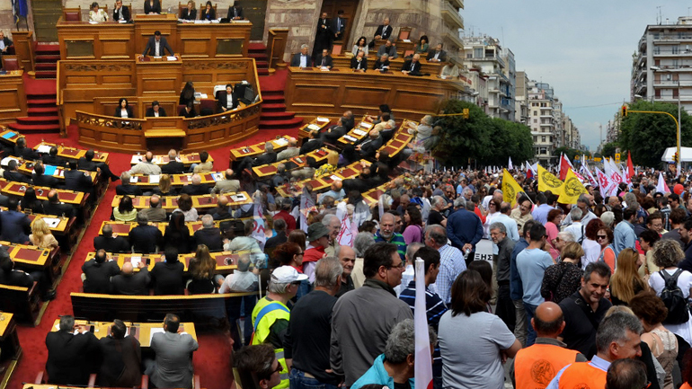 Ψηφίζουν στη Βουλή – Διαδηλώνουν στο Σύνταγμα