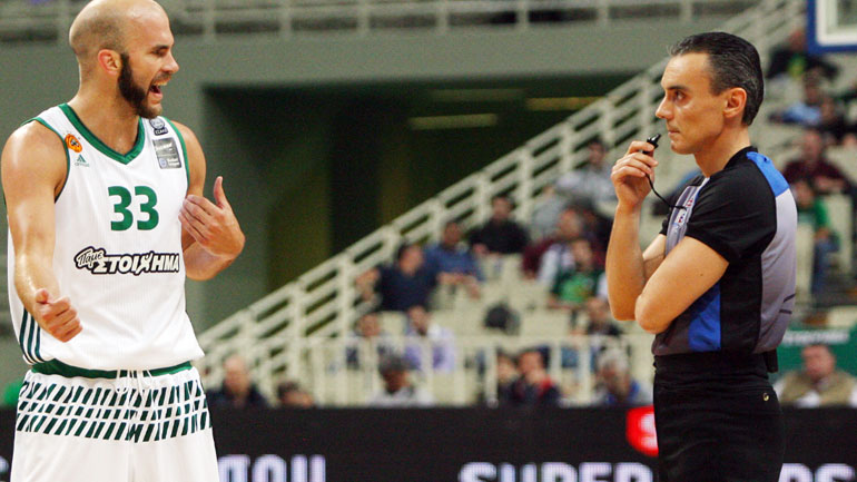 Ο Καλάθης διαμαρτύρεται στον διαιτητή