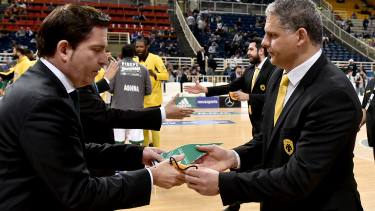 Οι δύο προπονητές ανταλάσσουν λάβαρα