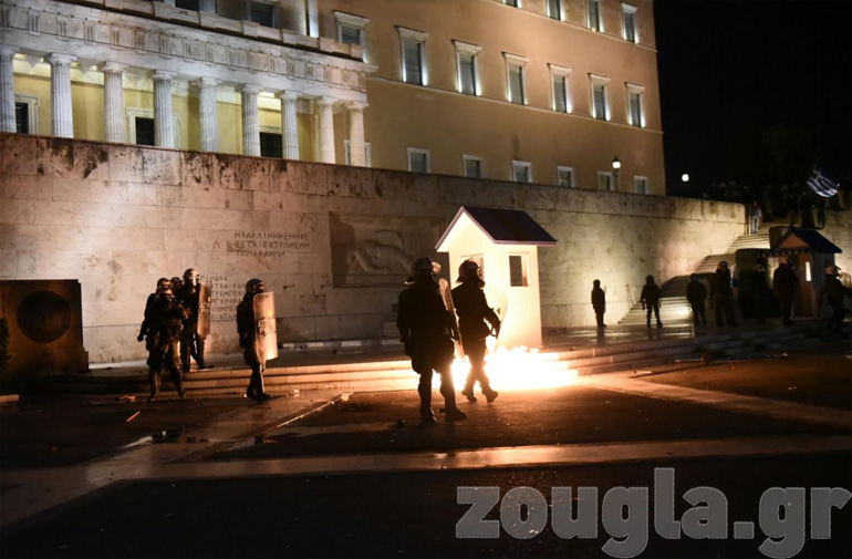 Μολότοφ και δακρυγόνα στο μνημείο του άγνωστου στρατιώτη