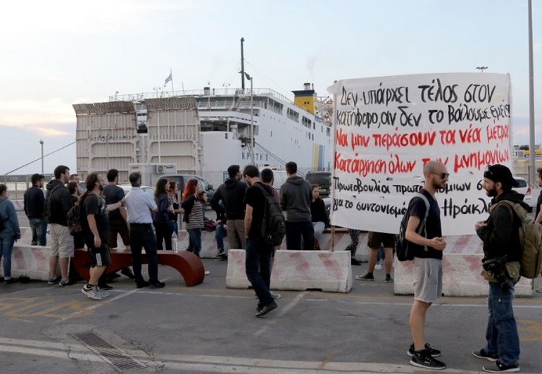 Γέμισε αγρότες το λιμάνι