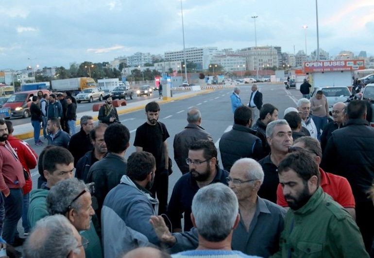 Στο λιμάνι του Ηρακλείου έχουν κατέβει οι αγρότες