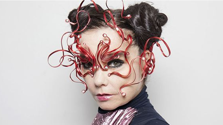 H Bjork καλεί τους θαυμαστές της να «βγουν» από το Facebook