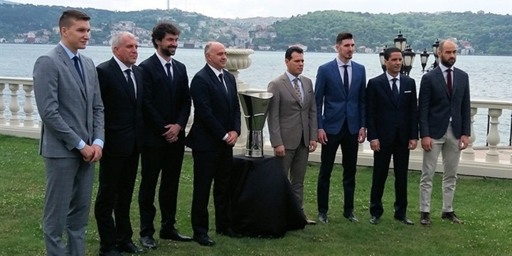 Προπονητές και αρχηγοί των τεσσάρων ομάδων ποζάρουν με το τρόπαιο με φόντο τον Βόσπορο