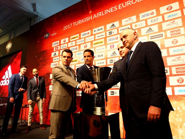 Ιτούδης, Σφαιρόπουλος, Ομπράντοβιτς και Λάσο με το τρόπαιο