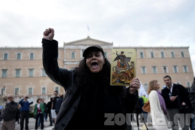 Στο Σύνταγμα και η Ελένη Λουκά η οποία κρατάει μια εικόνα
