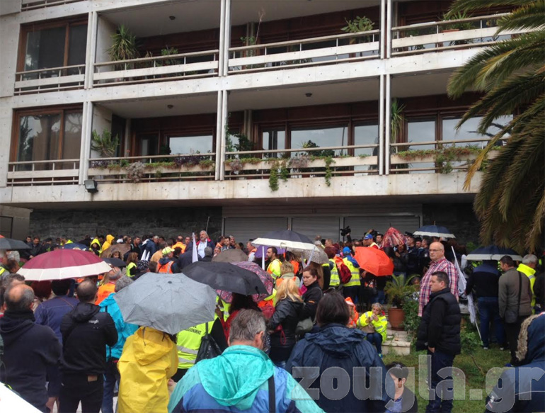 Φωτογραφία από τη συγκέντρωση των συμβασιούχων