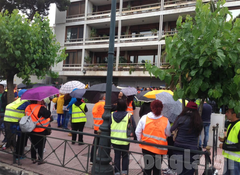 Οι συμβασιούχοι έξω από το υπουργείο