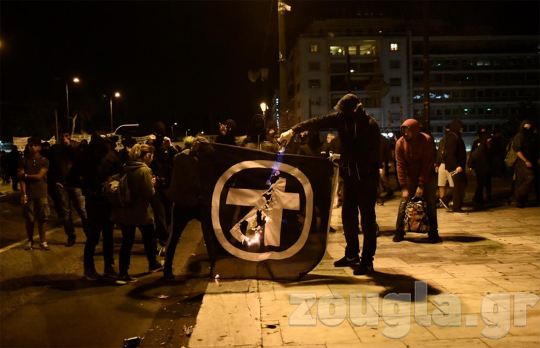 Διαδηλωτές καίνε σημαία της Alpha Bank