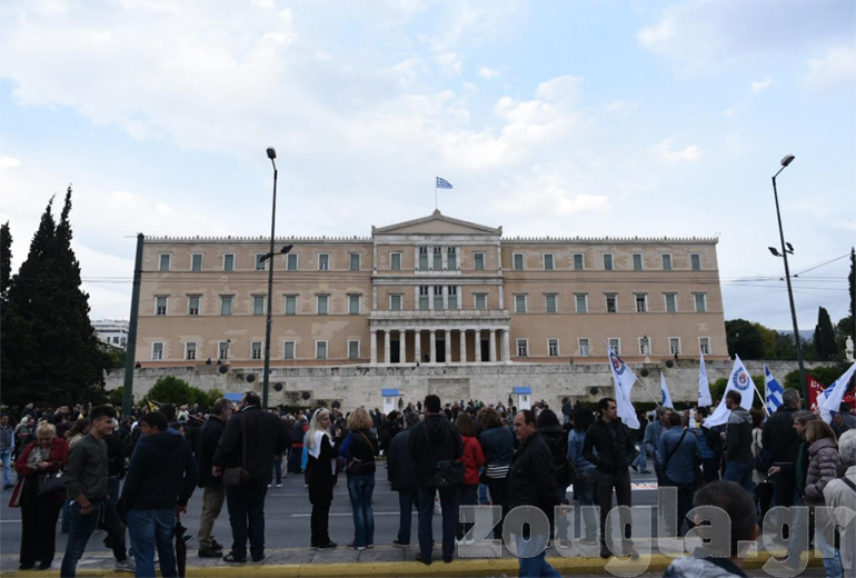 Με πανό οι πολίτες μπροστά από τη Βουλή