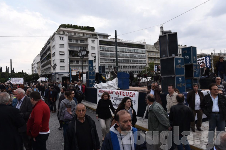 Πολίτες συγκεντρώθηκαν στο Σύνταγμα