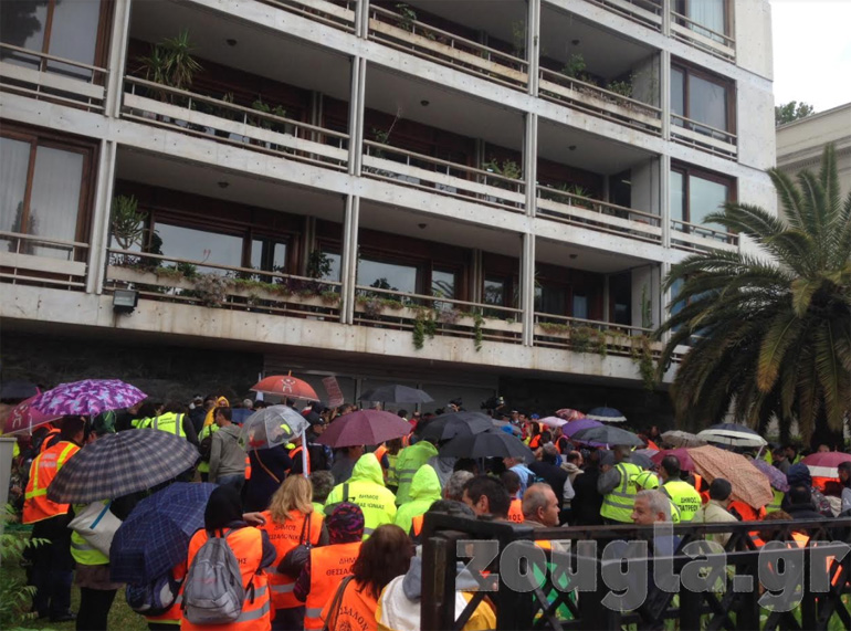 Η συγκέντρωση έξω από το υπ. Διοικητικής Ανασυγκρότησης