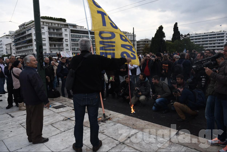 Πλήθος κόσμου στην πλατεία Συντάγματος