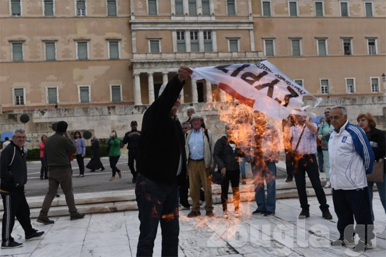 Πολίτες καίνε τη σημαία του ΣΥΡΙΖΑ