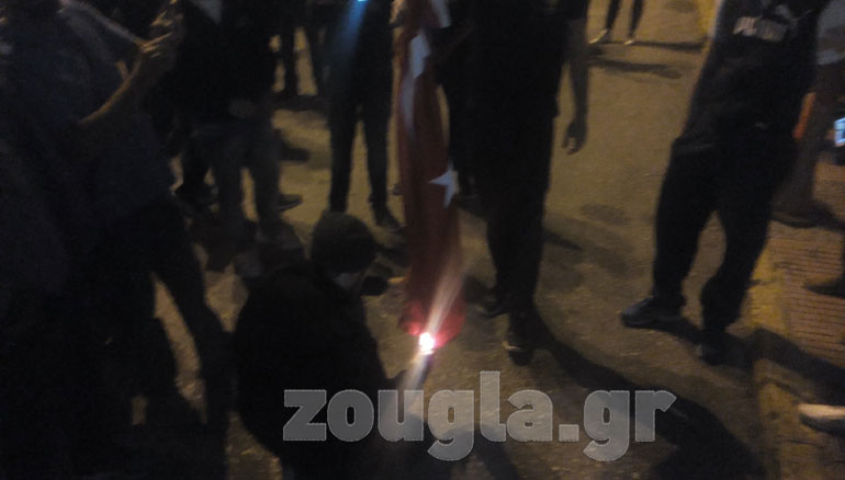 Νεαροί έκαψαν την τουρκική σημαία, ενώ από τα μεγάφωνα ακούγονταν εκκλήσεις να σταματήσουν