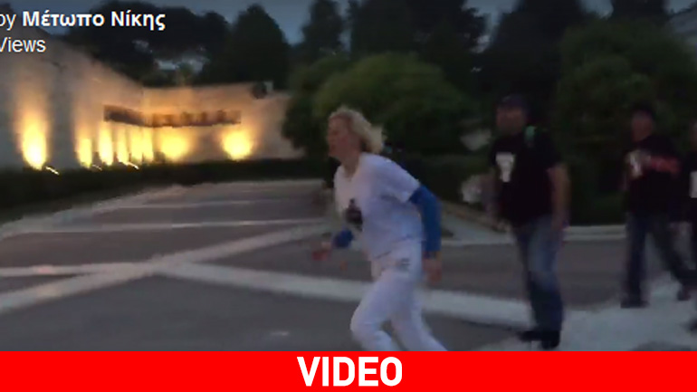 Η Ρ. Μακρή και μέλη του «Μετώπου Νίκης» αποπειράθηκαν να κάνουν «ντου» στη Βουλή Η Ρ. Μακρή και μέλη του «Μετώπου Νίκης» αποπειράθηκαν να κάνουν «ντου» στη Βουλή