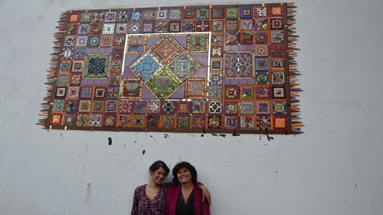 Ένα «μαγικό χαλί» από τους πρόσφυγες για τη Μυτιλήνη που τους φιλοξενεί