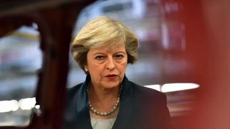 Μέι : Η απόφαση για τη σύλληψη του Ασάνζ ανήκει στην αστυνομία