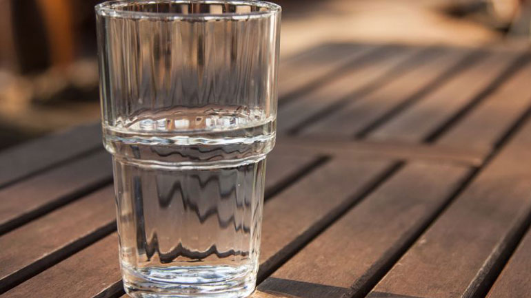 Θα πίνατε νερό από το ίδιο άπλυτο ποτήρι ξανά και ξανά για μήνες;