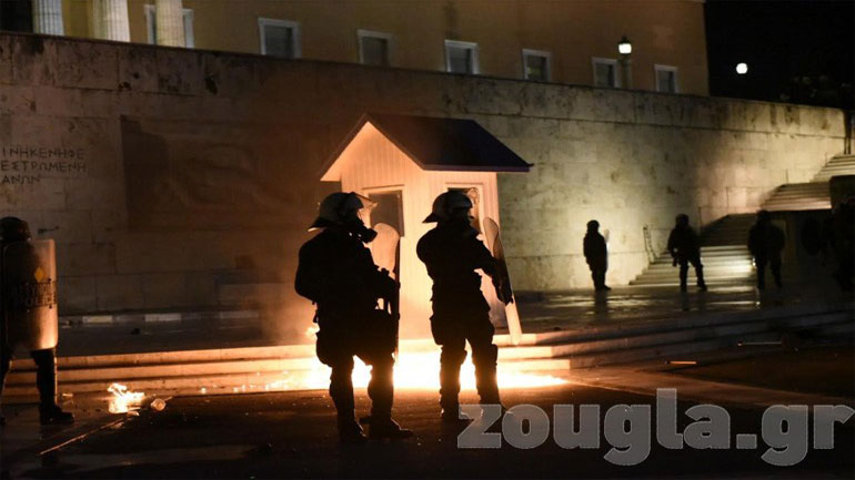 Τη ρήψη χημικών στο Σύνταγμα, “τα οποία βάζουν σε κίνδυνο ανθρώπινες ζωές”, καταδικάζει ο ΙΣΑ