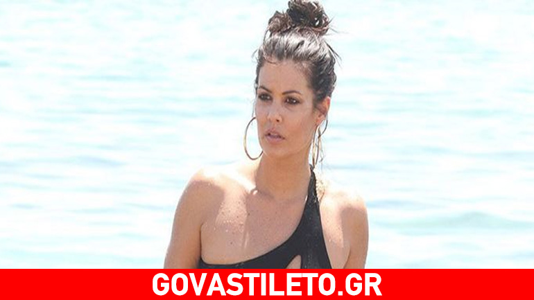 Η Μαρία Κορινθίου με σέξι μαύρο ολόσωμο μαγιό!