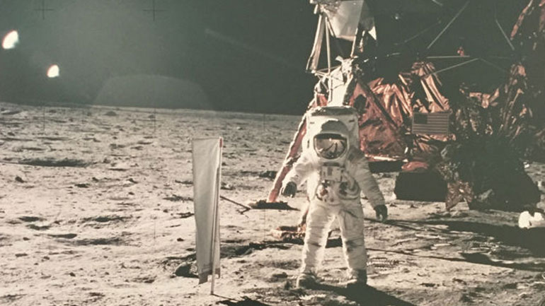 ΗΠΑ: Σε δημοπρασία μια τσάντα συλλογής με απομεινάρια σεληνιακής σκόνης, από την αποστολή Απόλλων 11