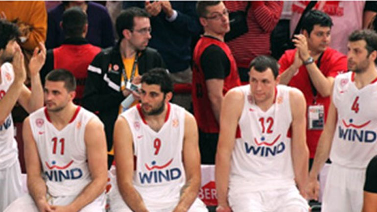 Η απογοήτευση είναι έκδηλη στα πρόσωπα των παικτών του Ολυμπιακού μετά τον χαμένο τελικό του 2010