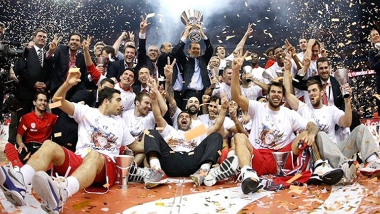 Οι ερυθρόλευκοι έχοντας κατακτήσει το τρίτο ευρωπαϊκό της ιστορίας τους