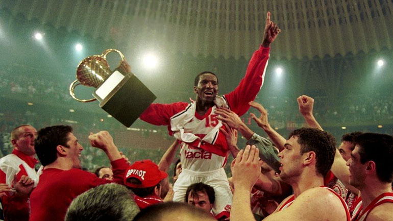 O Ντέιβιντ Ριβερς με την πρώτη ευρωπαϊκή κούπα του Ολυμπιακού ανά χείρας
