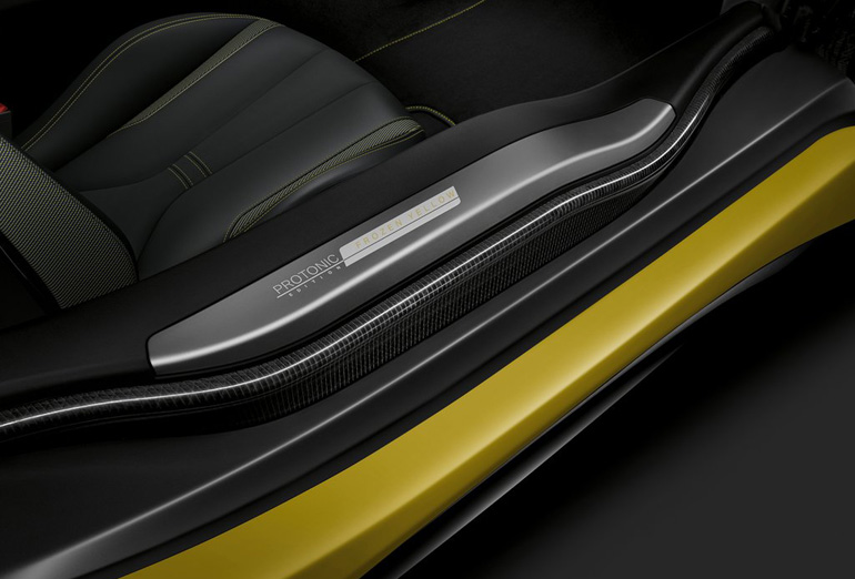 Το λογότυπο Protonic Frozen Yellow Edition κοσμεί διάφορά σημεία του αυτοκινήτου