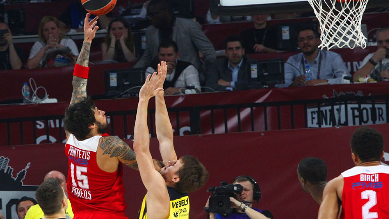 Ο Πρίντεζης προσπαθεί να πετύχει καλάθι με αντίπαλο τον Βέσελι