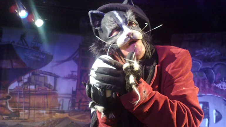 «Η ιστορία του γάτου που έμαθε σ’ ένα γλάρο να πετάει» του Luis Sepoulveda  για δεύτερη χρονιά στο Θέατρο «Κάτω απ’ τη γέφυρα»