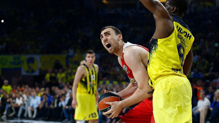 Ο Μιλουτίνοφ προσπαθεί να πετύχει καλάθι