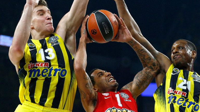 O Γκριν παλεύει με δύο παίκτες των Τούρκων να τον μαρκάρουν