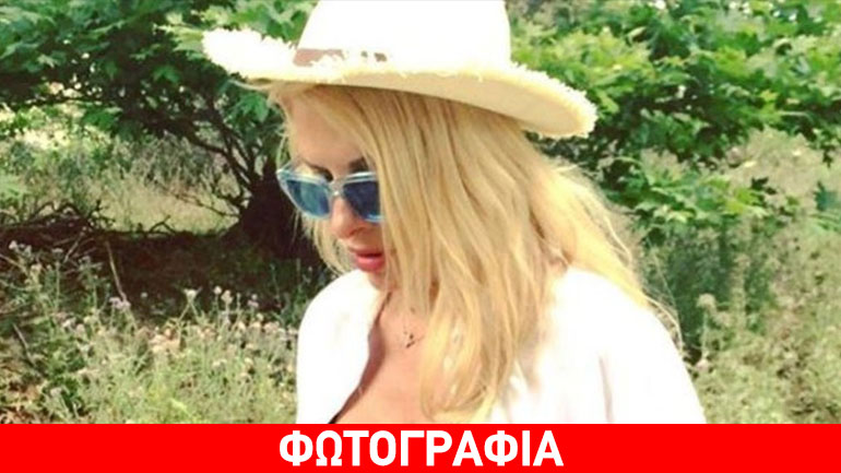 Ελένη Μενεγάκη: Στη φύση με λευκό μπλουζάκι και ψάθινο καπέλο