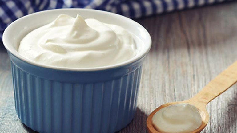 Το καθημερινό γιαούρτι μειώνει τον κίνδυνο οστεοπόρωσης σε γυναίκες και άνδρες