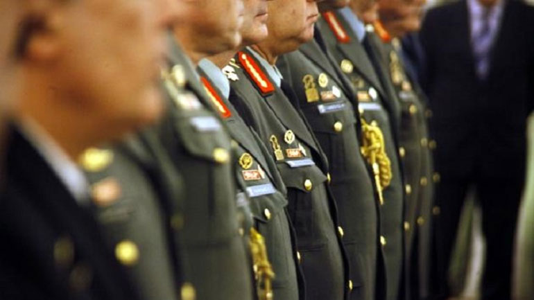 Οι ανατροπές σε μισθούς και συντάξεις για τους ένστολους